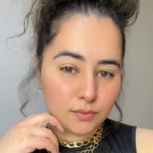 Meet your Posher, Debora